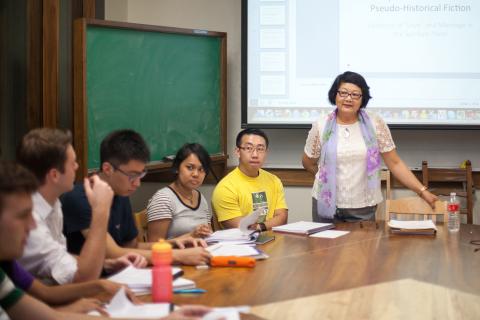 Chiu-Mi Lai teaches her Signature Course in the Life Science Library