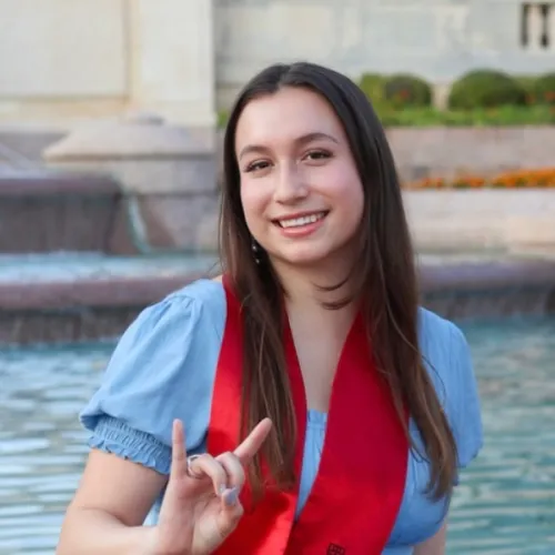 Mia in front of the fountain